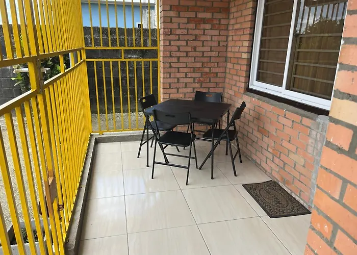 3 Bed House - Sleeps 4 - Parking - Enclosed Garden